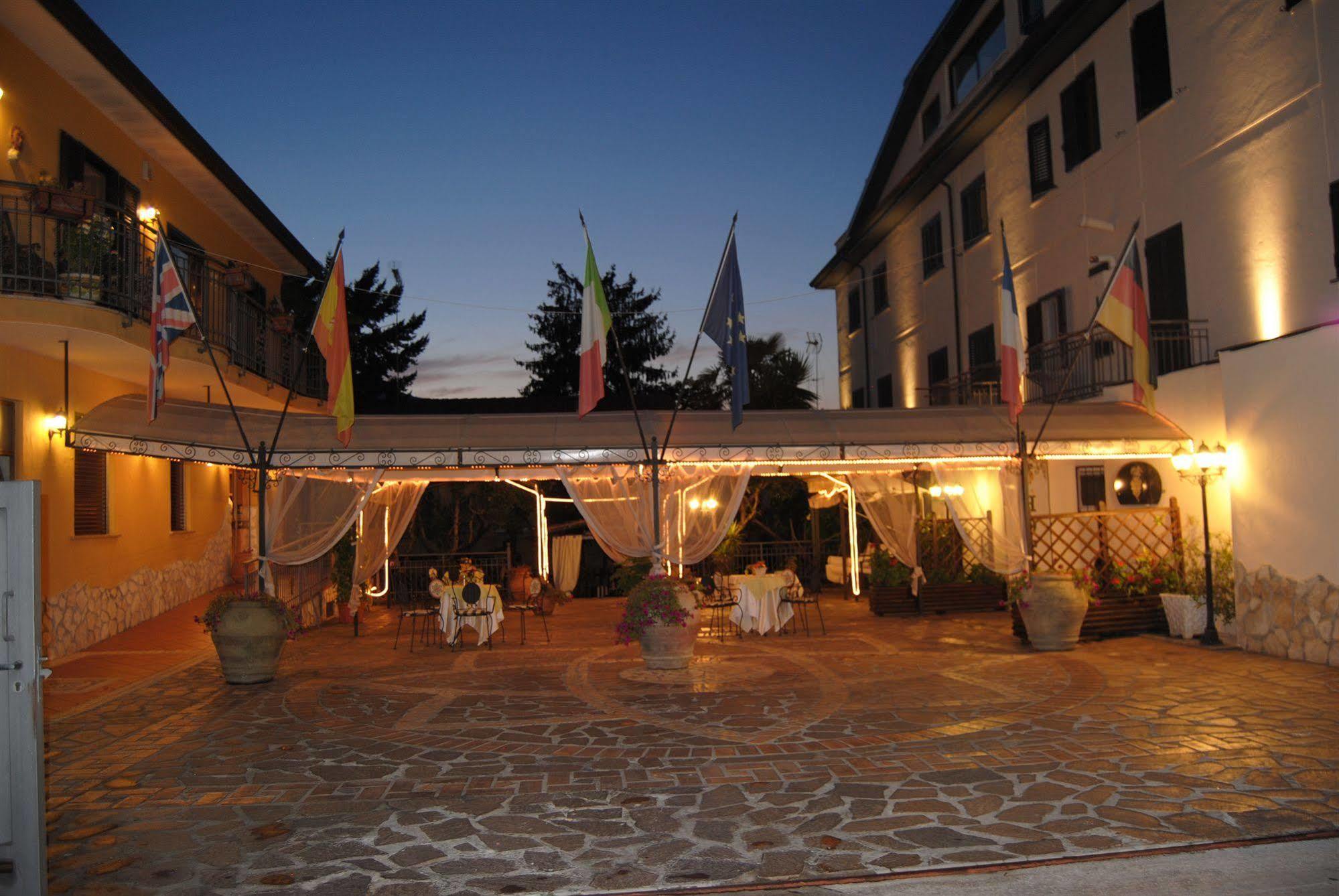 Hotel Nespolo D'Oro Lariano Bagian luar foto