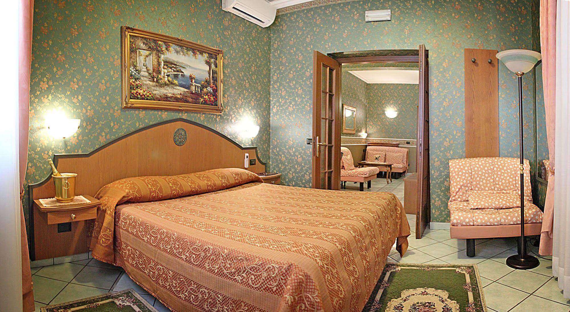 Hotel Nespolo D'Oro Lariano Bagian luar foto