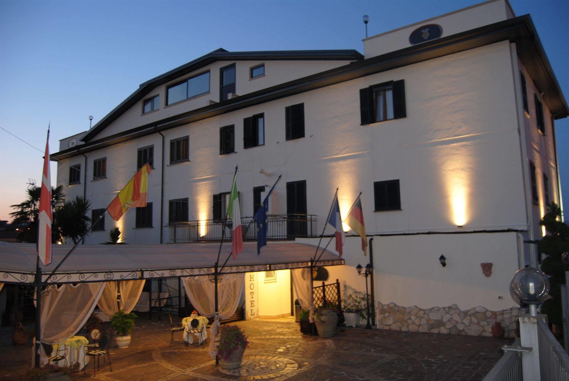 Hotel Nespolo D'Oro Lariano Bagian luar foto