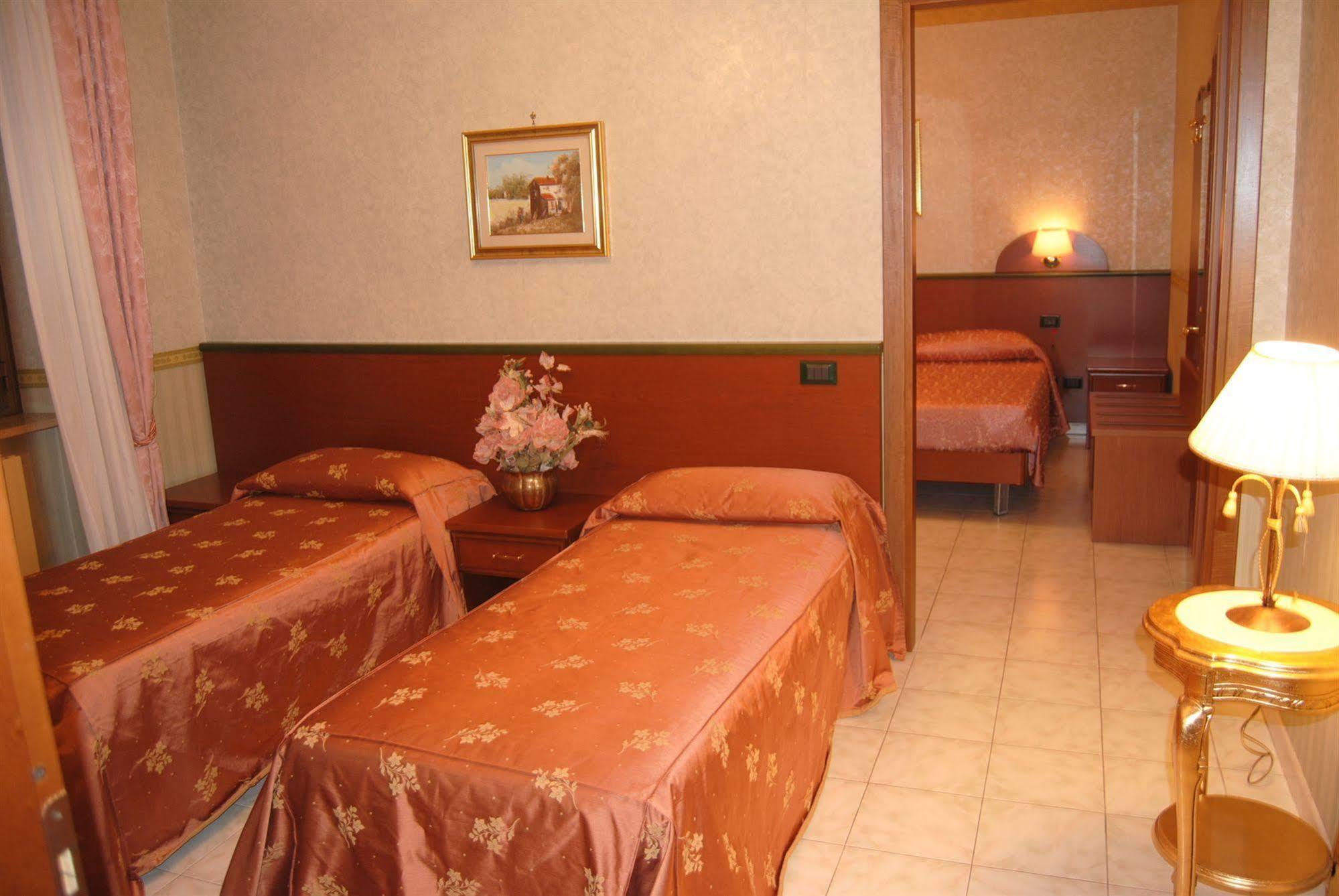 Hotel Nespolo D'Oro Lariano Bagian luar foto