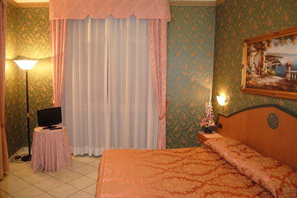 Hotel Nespolo D'Oro Lariano Bagian luar foto